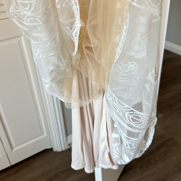 New lace Baltic born dress. Can be worn off the shoulder or with sleeves down - Picture 4 of 4